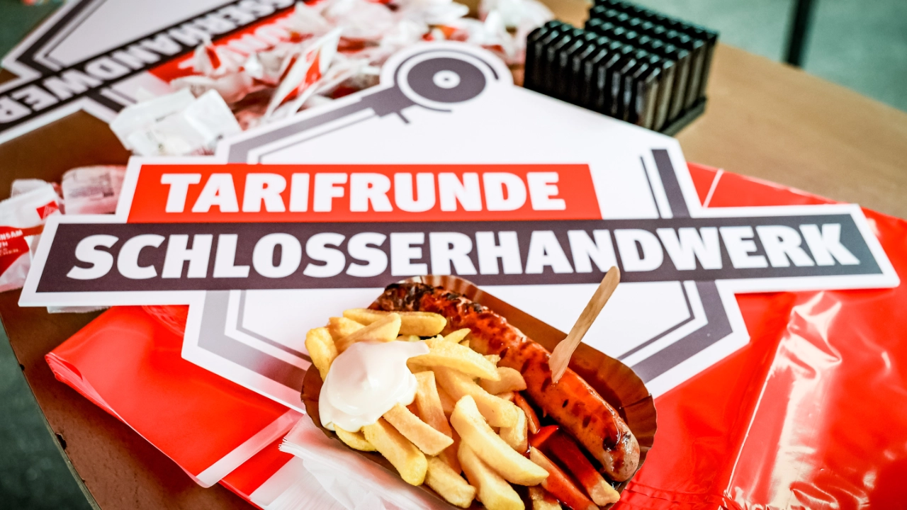 Schlosser Tarifrunde 2025 Warnstreik
