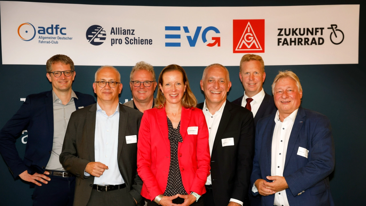 Jürgen Kerner, Zweiter Vorsitzender der IG Metall mit den Bündnispartnern ADFC, Allianz pro Schiene, EVG und Zukunft Fahrrad beim parlamentarischen Abend in Berlin.