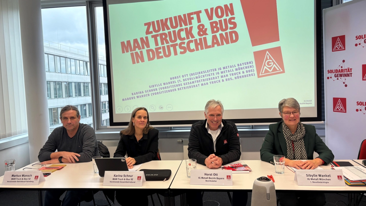 Markus Wansch, Karina Schnur, Horst Ott und Sibylle Wankel geben eine Pressekonferenz zur Zukunft von MAN.