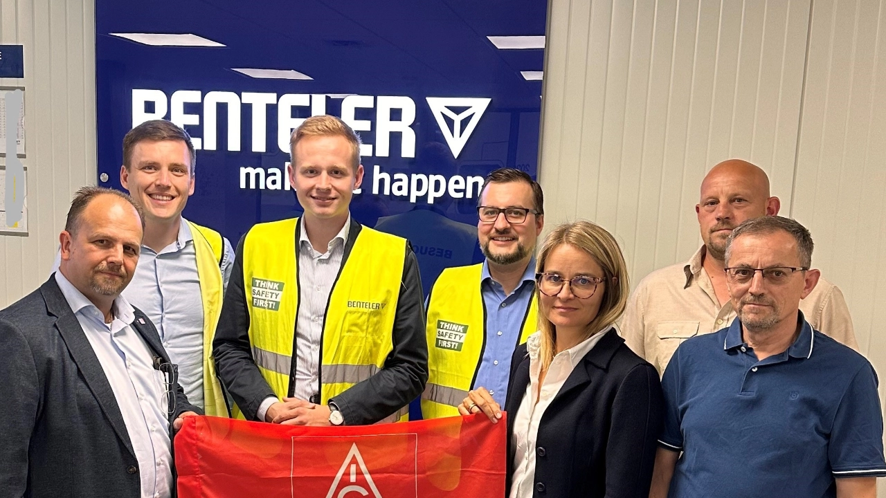 Auf dem Foto von links nach rechts: Carsten Lammert (stellv. Vorsitz Benteler-Betriebsrat, IG Metall), Felix Wagner (Gewerkschaftssekretär IG Metall Paderborn), Janik Wiemann (Bundesvorsitzender JCDA), Andreas Jansen (Bezirksjugendsekretär DGB NRW), Luisa Selker (Benteler-Angestelltenvertreterin der IG Metall), Sergej Schäfer (IG Metall-Betriebsrat) und Enver Fazlija (IG Metall-Betriebsrat)