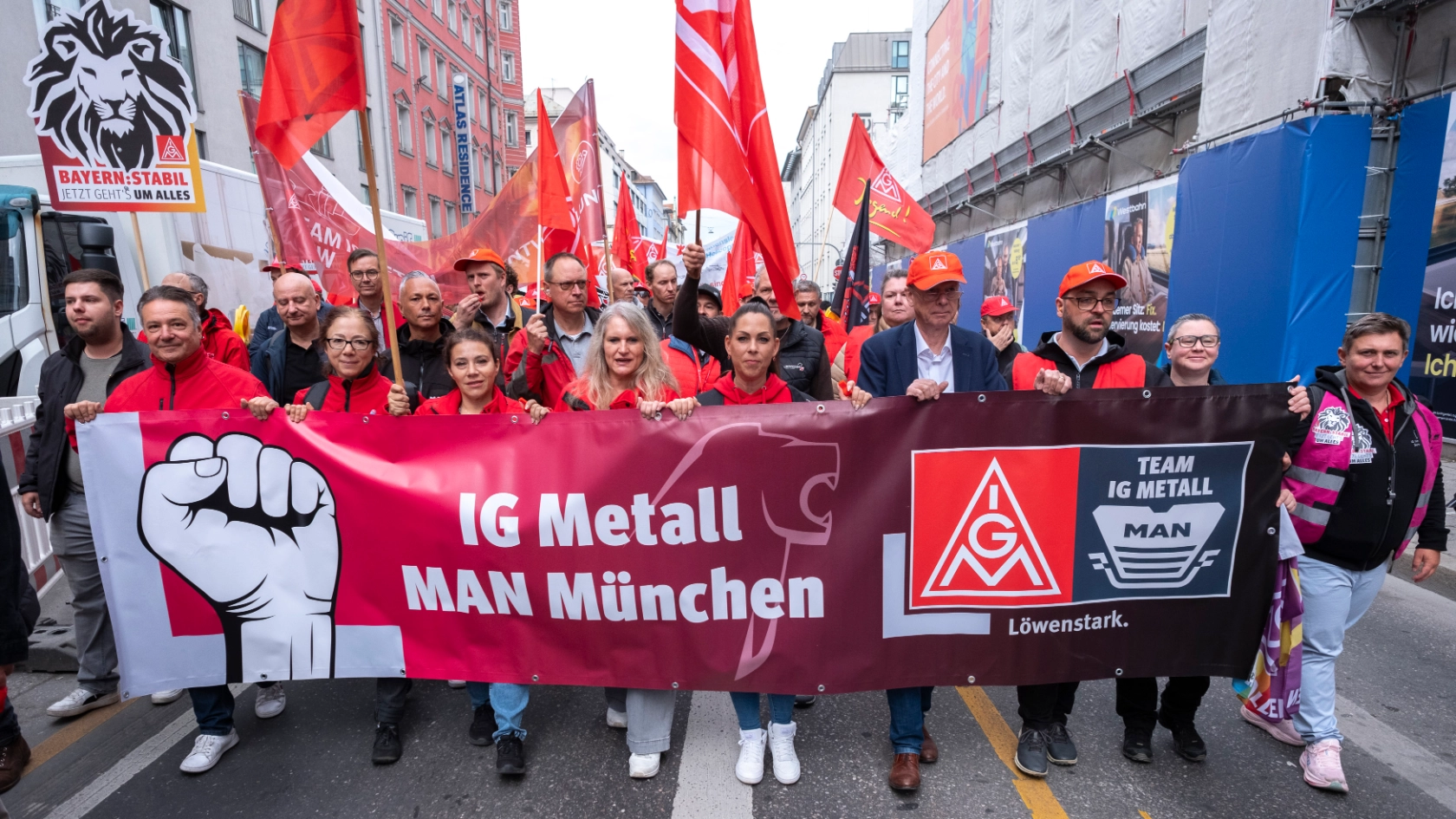 IGM Bezirk Bayern -  1. Verhandlung /Demo Tarifrunde  "Bayern: Stabil - Jetzt geht's um alles", Bayerischer Hof, München