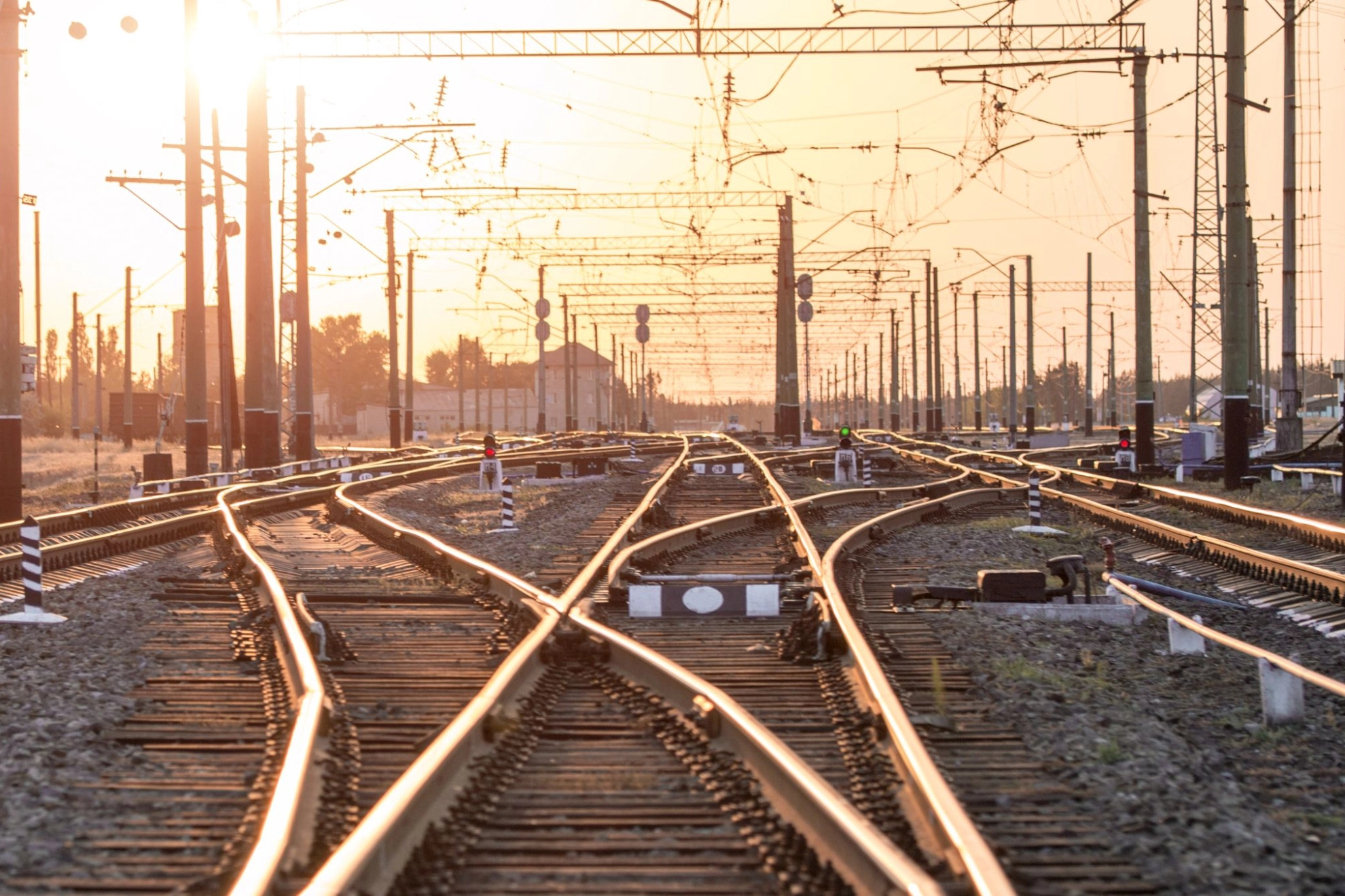 mehrere Bahnschienen in der Dämmerung