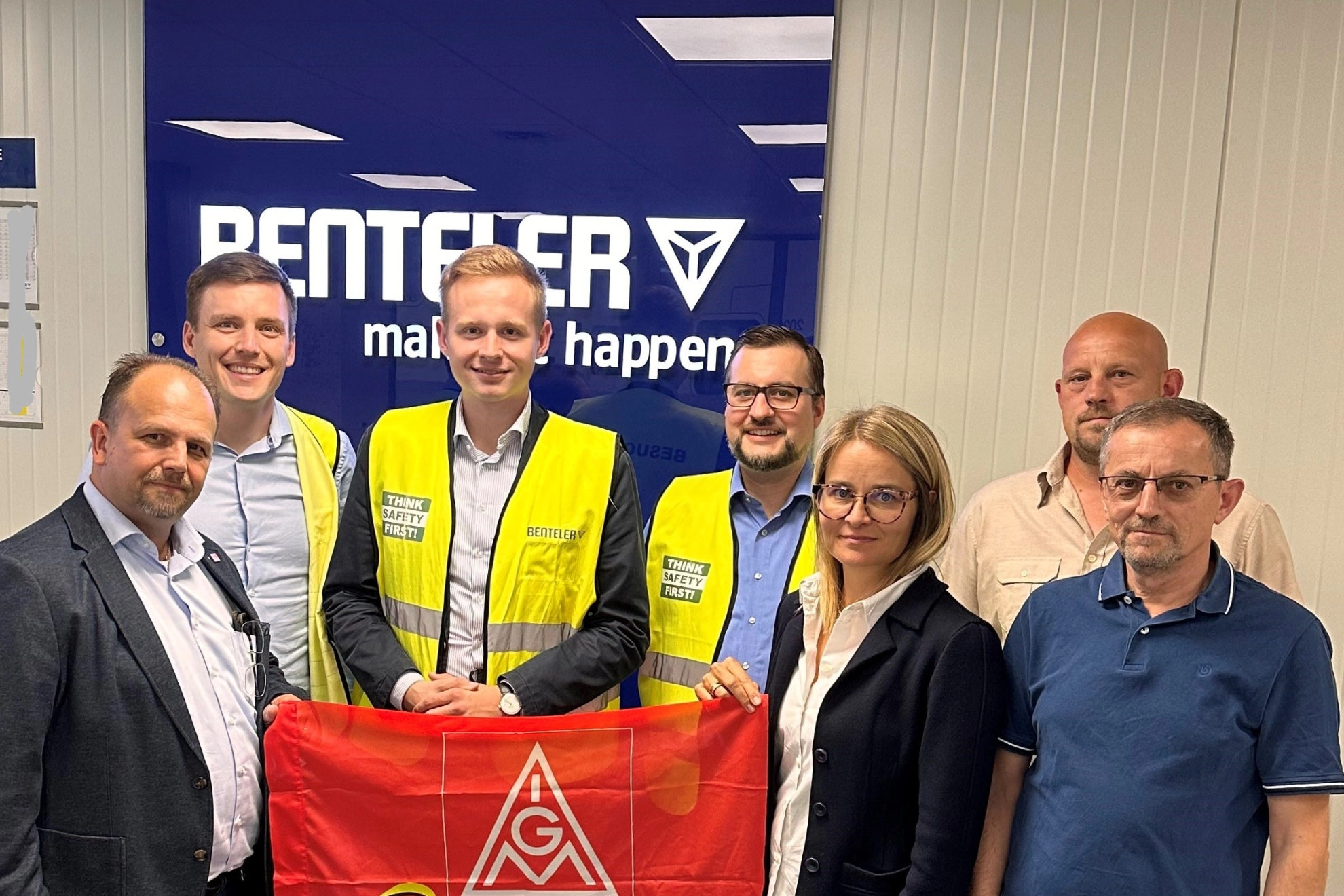 Auf dem Foto von links nach rechts: Carsten Lammert (stellv. Vorsitz Benteler-Betriebsrat, IG Metall), Felix Wagner (Gewerkschaftssekretär IG Metall Paderborn), Janik Wiemann (Bundesvorsitzender JCDA), Andreas Jansen (Bezirksjugendsekretär DGB NRW), Luisa Selker (Benteler-Angestelltenvertreterin der IG Metall), Sergej Schäfer (IG Metall-Betriebsrat) und Enver Fazlija (IG Metall-Betriebsrat)